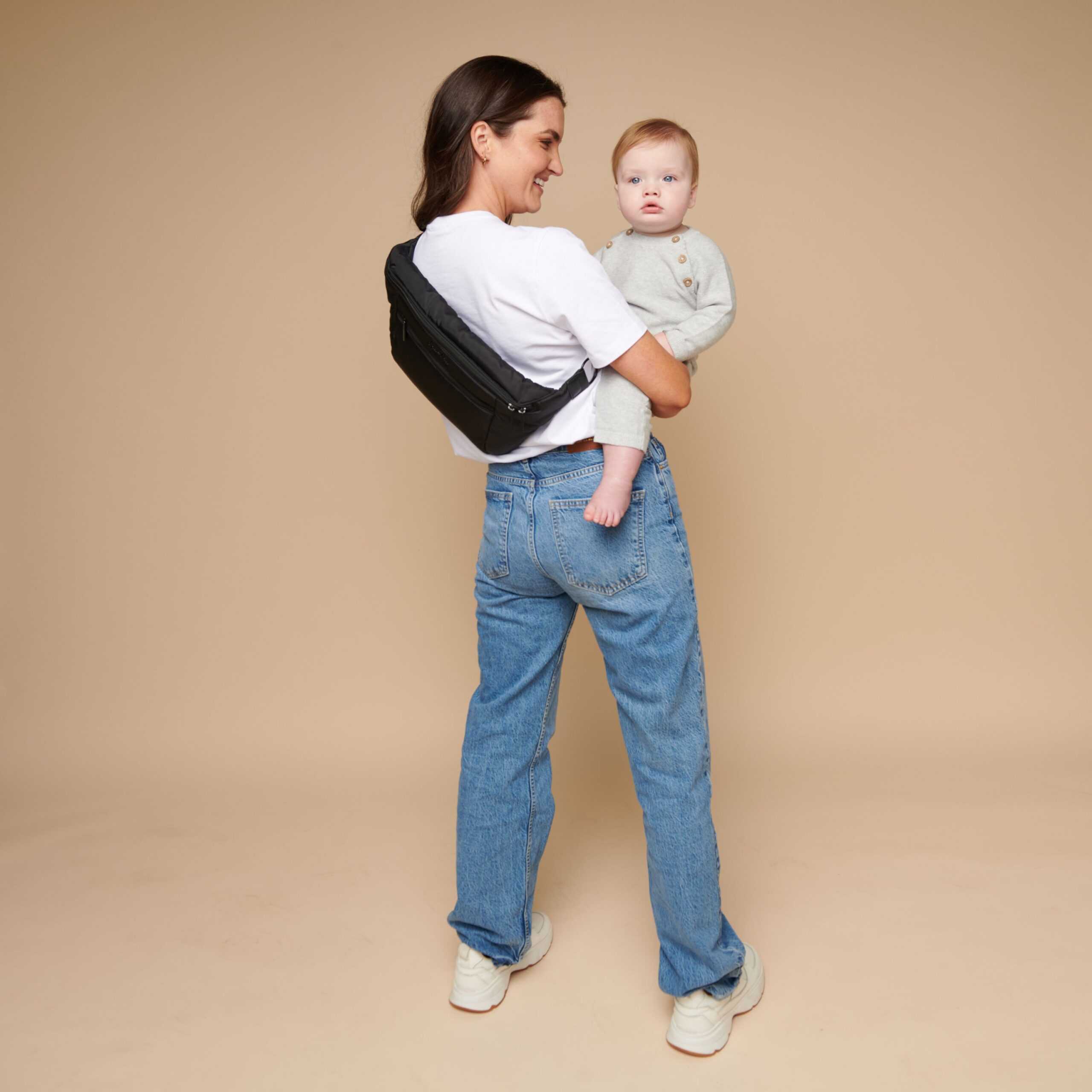 itzy-ritzy-pb1000-ritzy-pack--fanny-pack-&-crossbody-diaper-bag---black-3