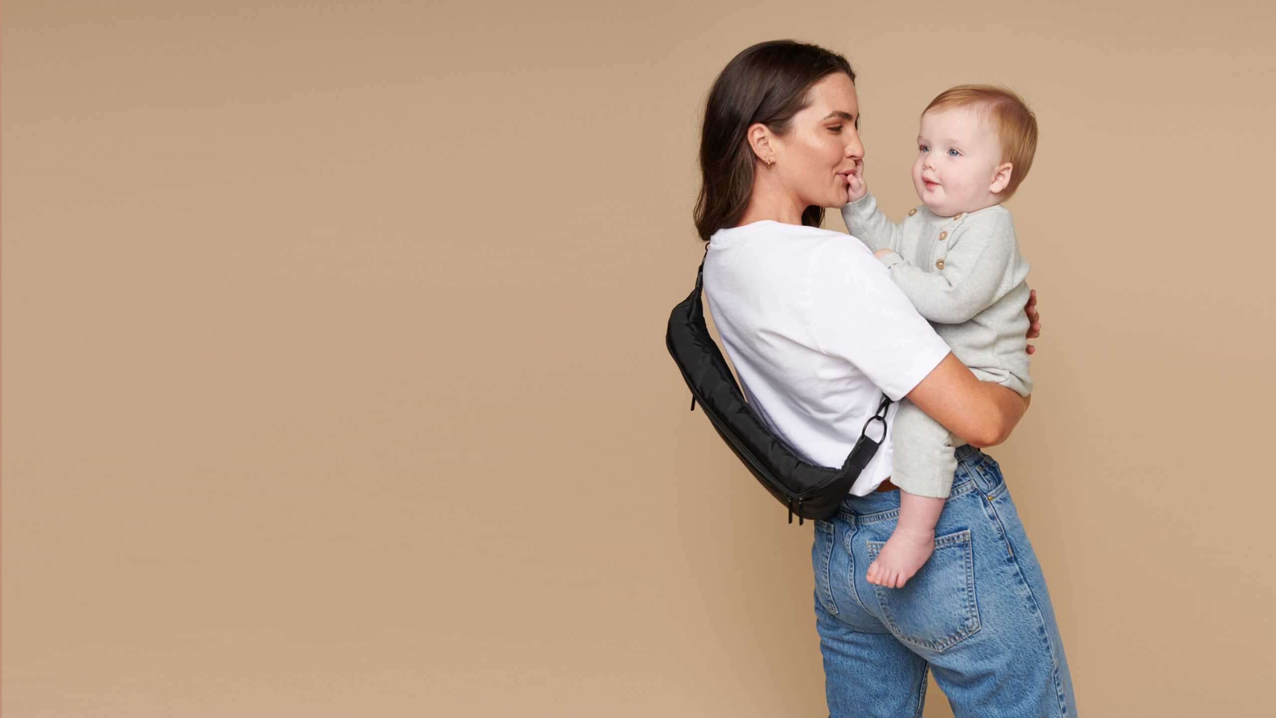 itzy-ritzy-pb1000-ritzy-pack--fanny-pack-&-crossbody-diaper-bag---black-5