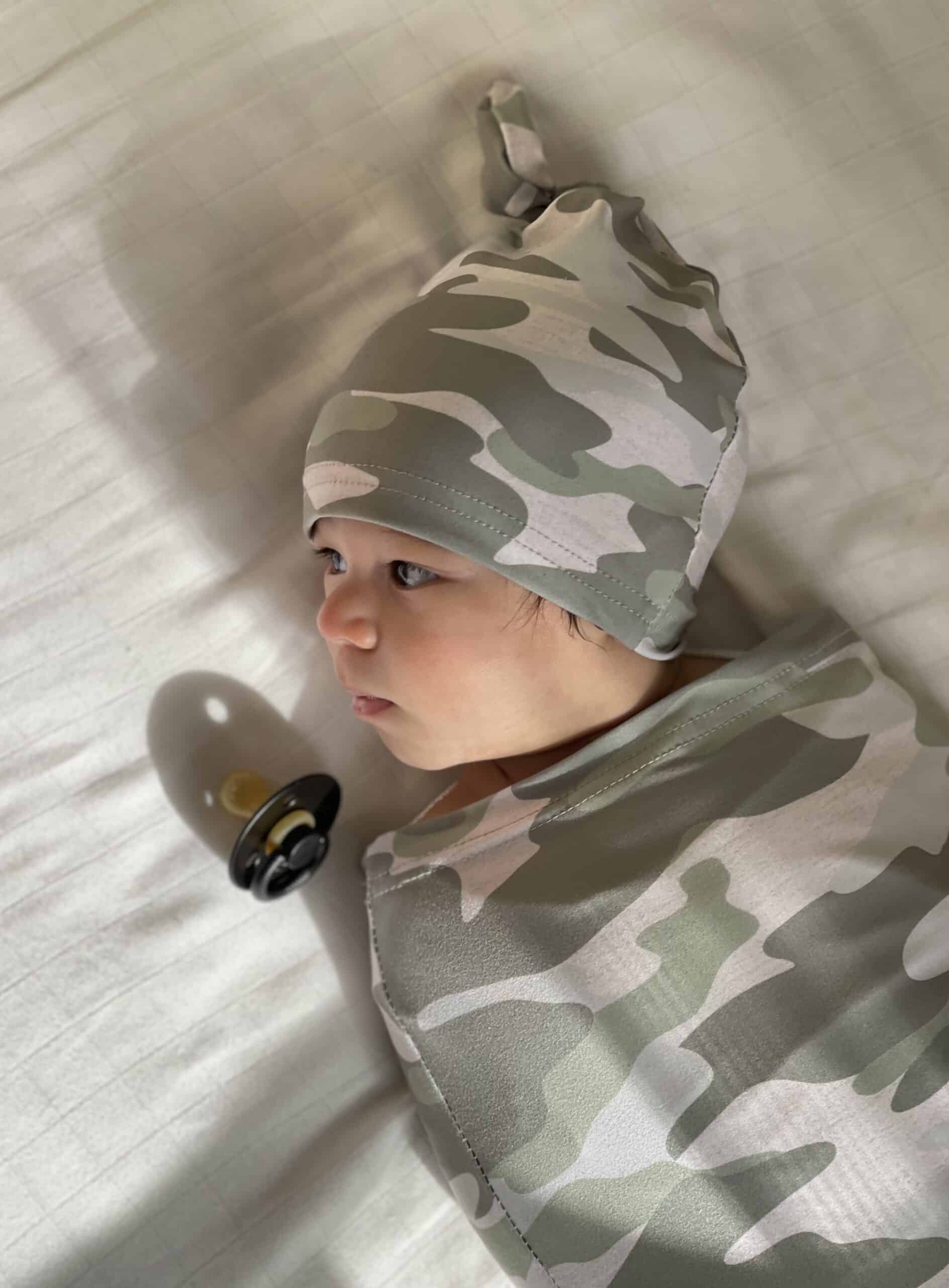 Itzy-Ritzy-Cocoon-Hat-Swaddle-Set-Name-Card-CC8093-Green-Camo-3-scaled