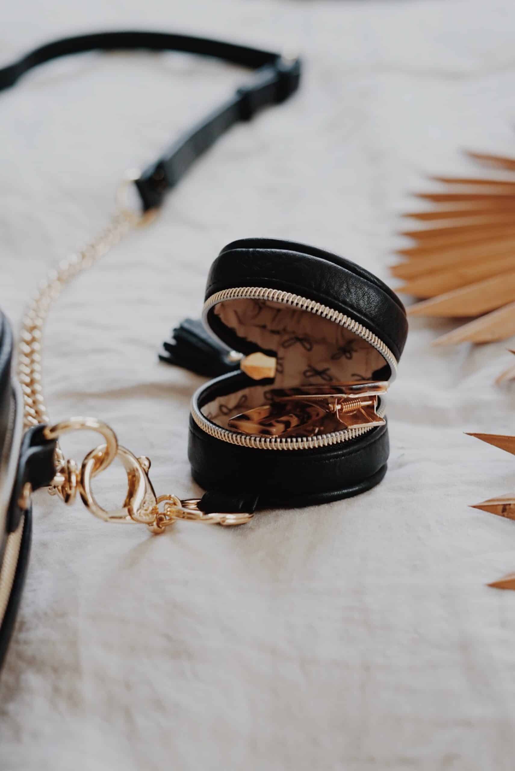 Itzy-Ritzy-Diaper-Bag-Accessories-Pacifier-Case-CP8442-Charm-Pod-Kelly-2-scaled