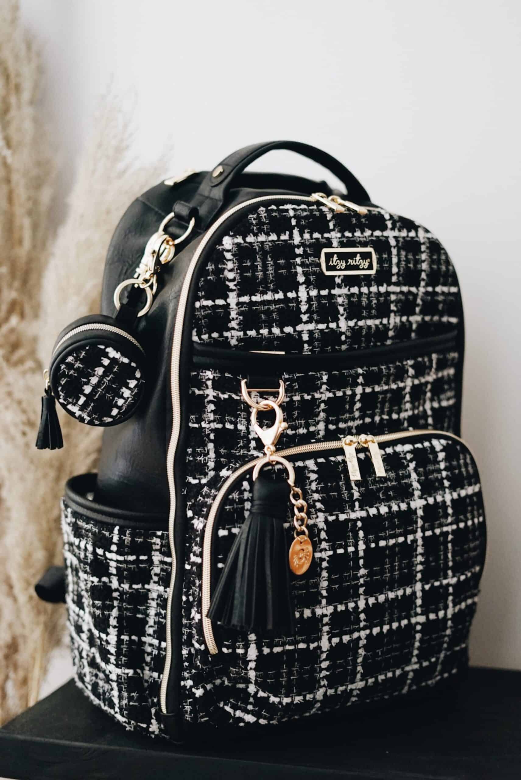 Itzy-Ritzy-Diaper-Bag-Accessories-Pacifier-Case-CP8442-Charm-Pod-Kelly-3-scaled