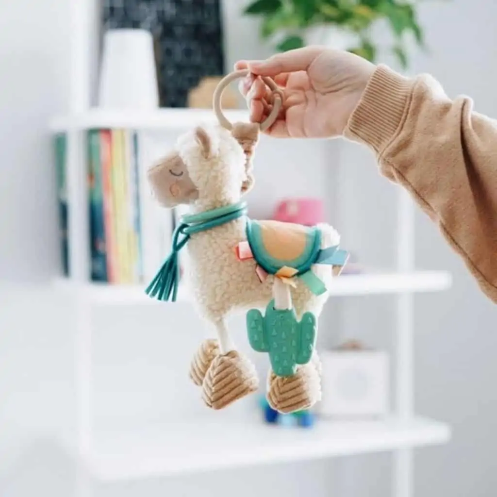 itzy-ritzy-link-love-activity-plush-toy-teether-best-mainan-lembut-bayi-heylittlebuddy-llama-14